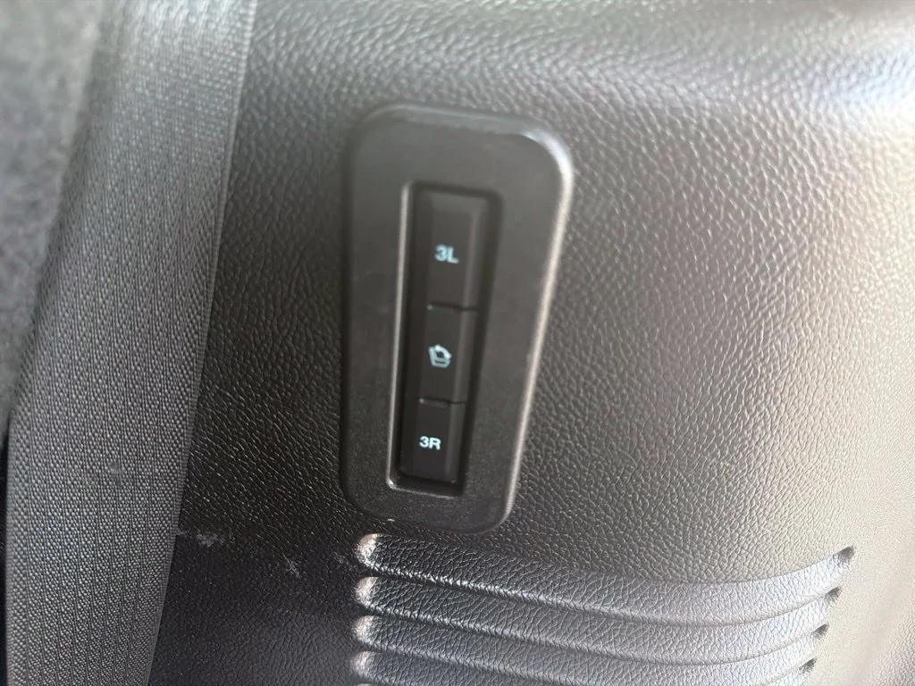 Used 2016 Magnetic Metallic Ford Platinum image 14