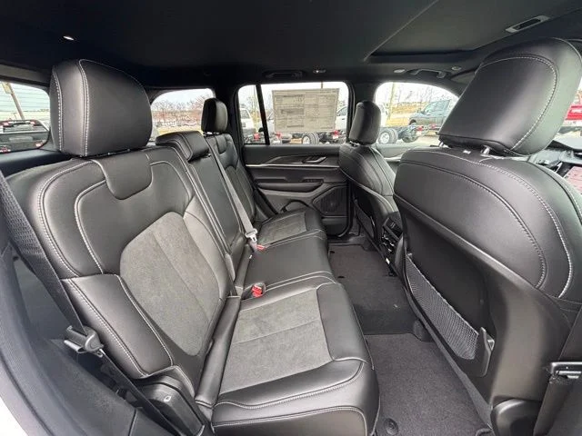 New 2026 Bright White Clear-Coat Exterior Paint Jeep Altitude image 9