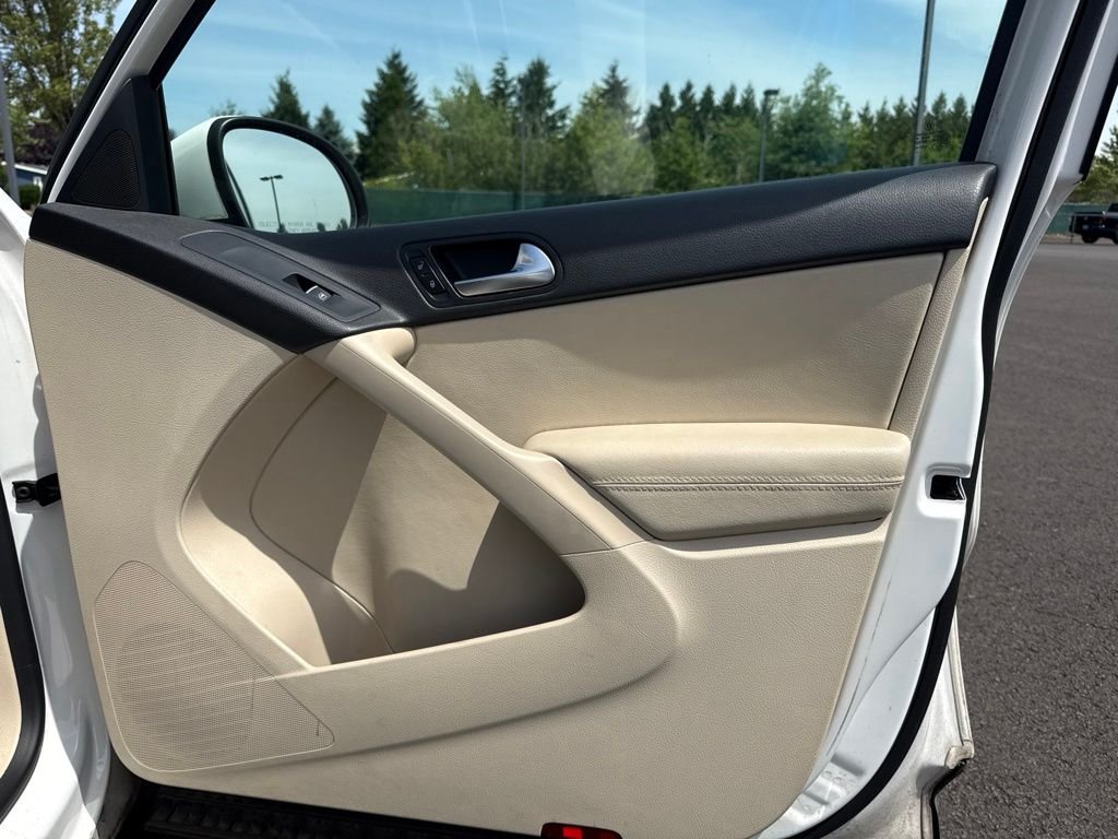 Used 2013 Candy White Volkswagen AWD One-Owner image 23