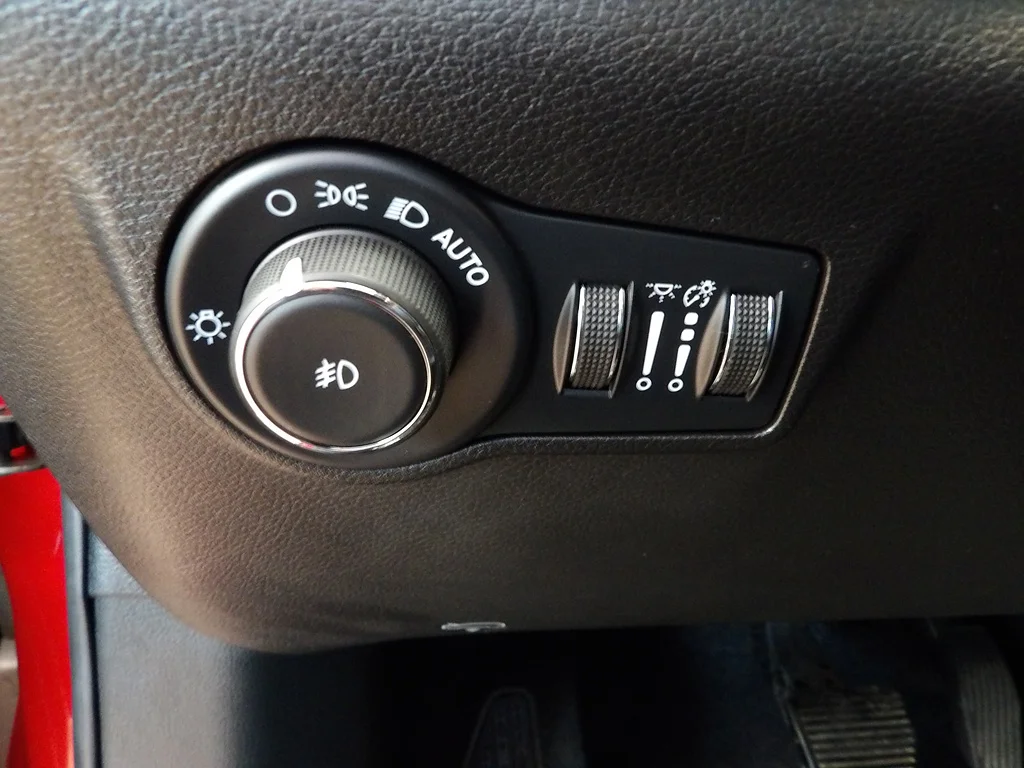 Used 2025 Red Hot Pearl Coat Jeep Limited image 26