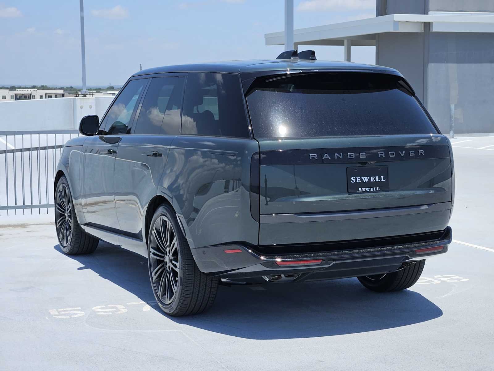New 2026 Belgravia Green LAND ROVER SE image 7