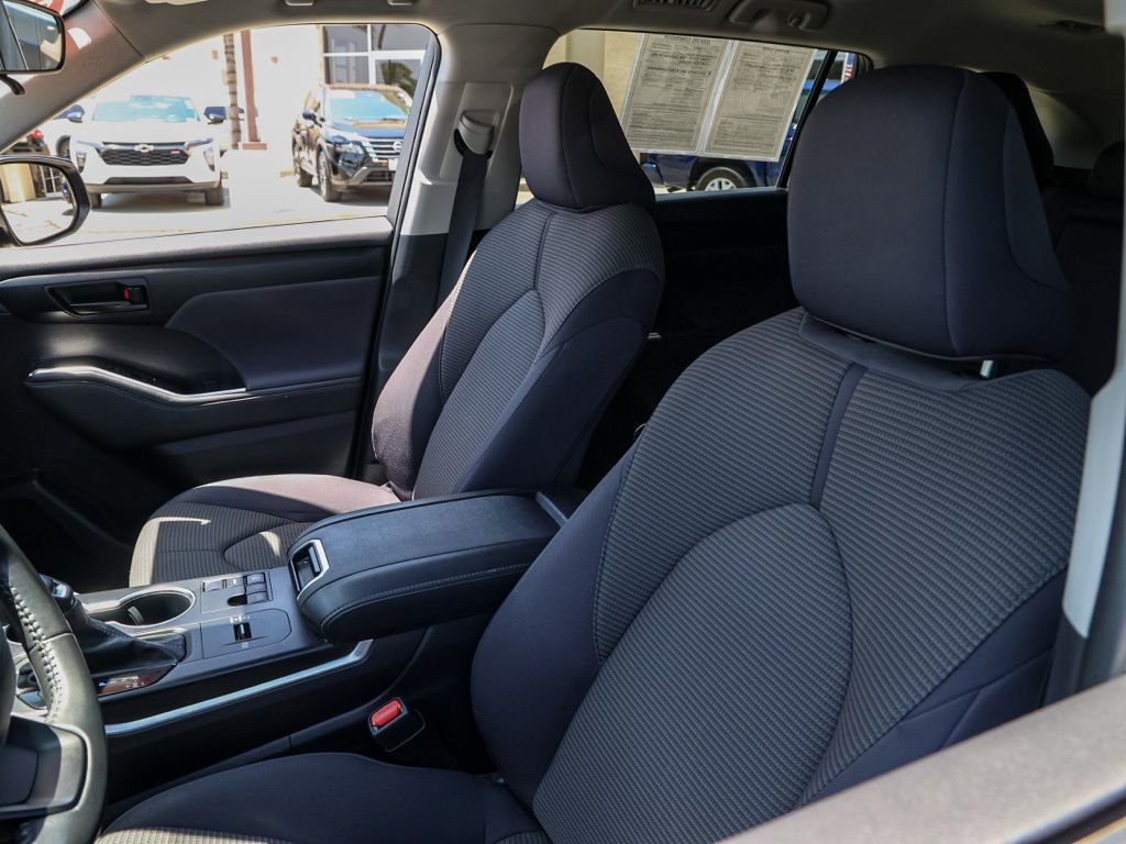 2024 Toyota Highlander LE - Photo 14