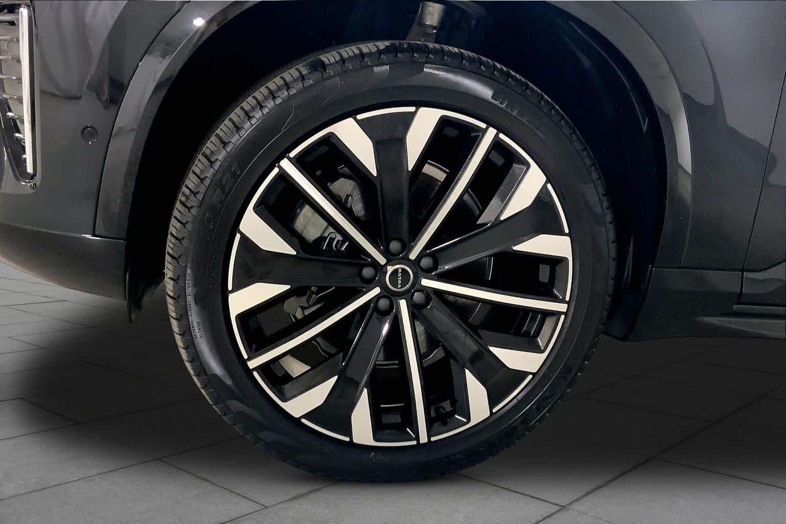 Used 2025 Onyx Black Metallic Volvo Ultra image 10