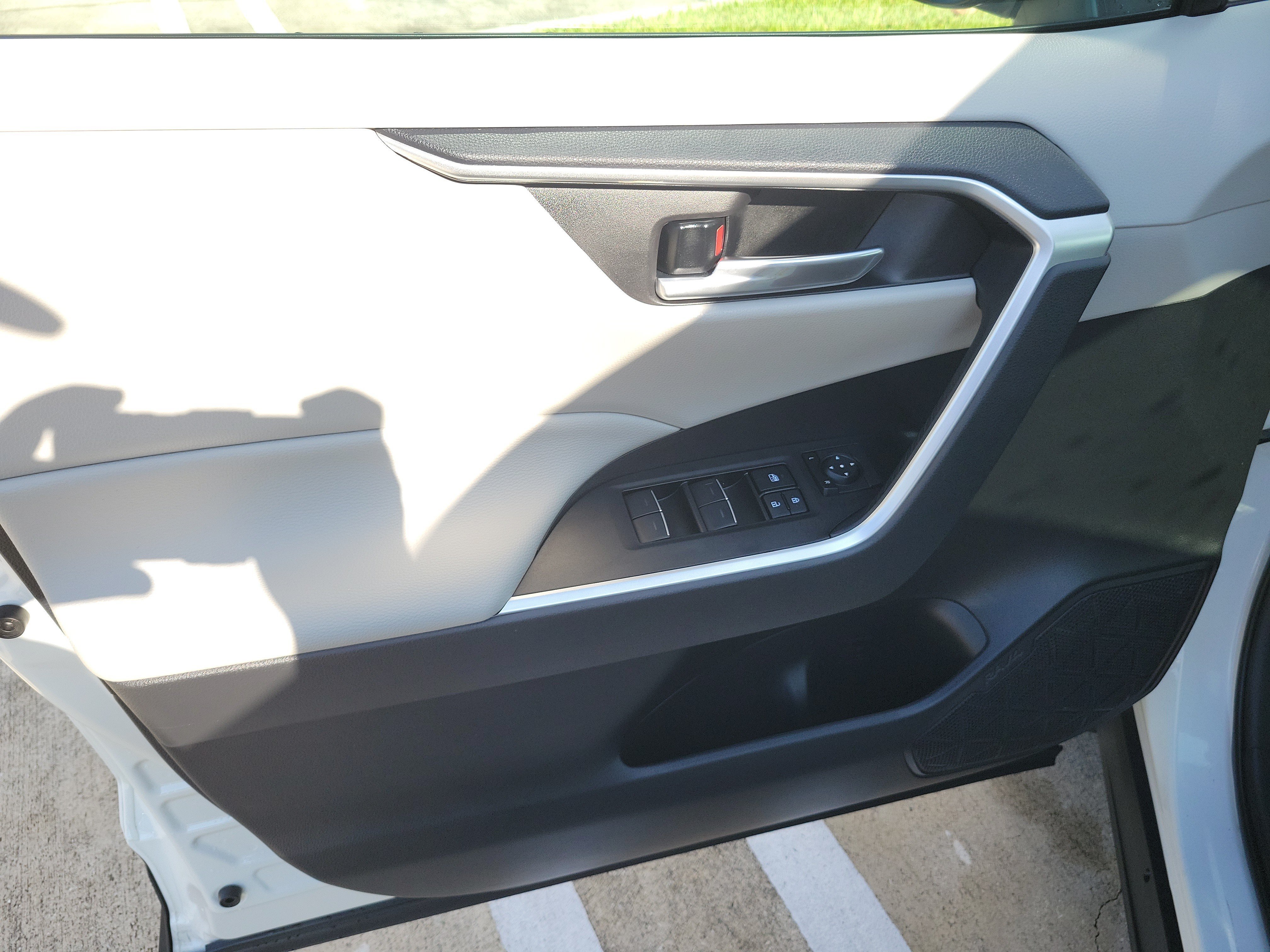 Certified Used 2025 Ice Toyota XLE image 21