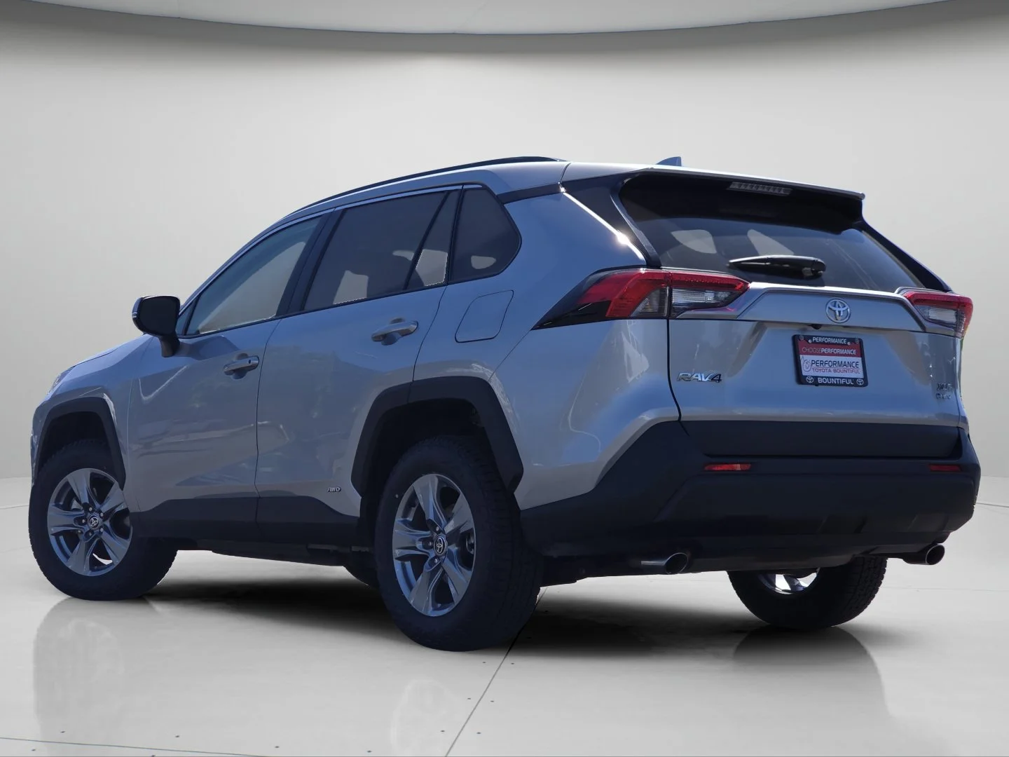Used 2025 Silver Sky Metallic Toyota XLE image 22