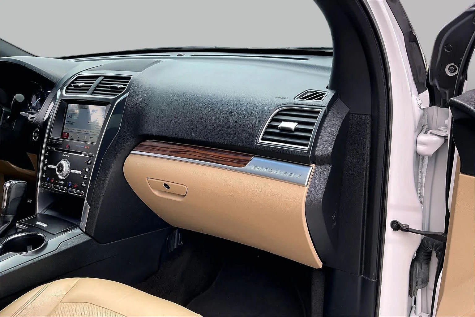 Used 2017 White Platinum Metallic Tri-Coat Ford Limited image 19