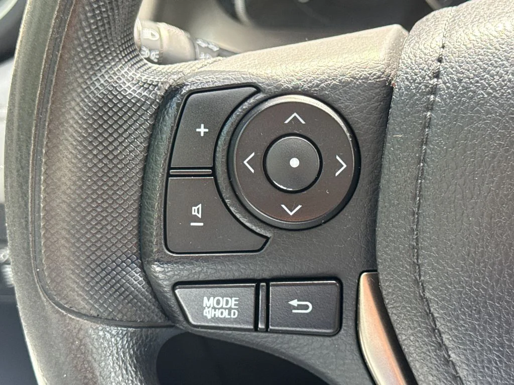 Used 2015 Classic Silver Metallic Toyota XLE image 29
