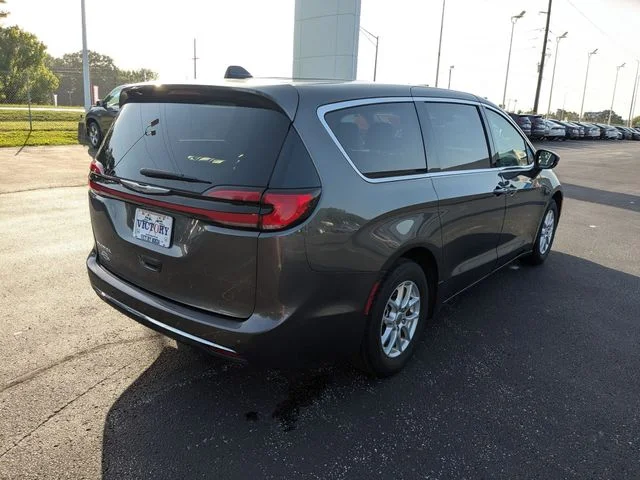 Used 2023 Granite Crystal Metallic Clearcoat Chrysler Touring L image 7