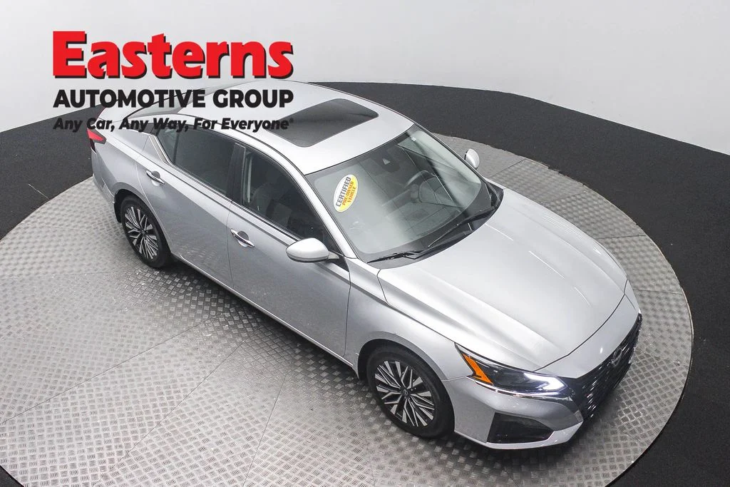 Used 2023 Silver Nissan 2.5 SV image 3