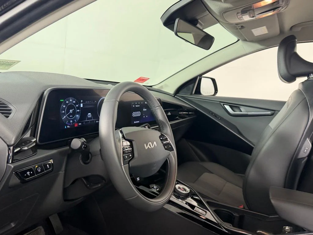 Used 2025 Black Kia Wind image 23