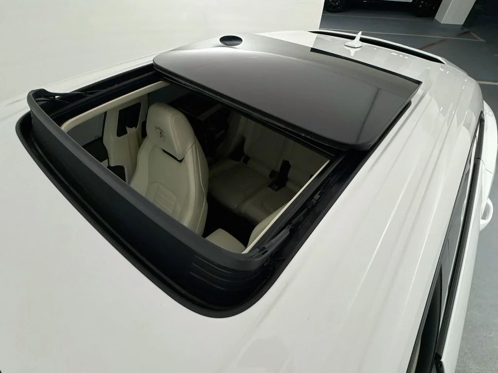 Used 2025 White Lamborghini SE image 23