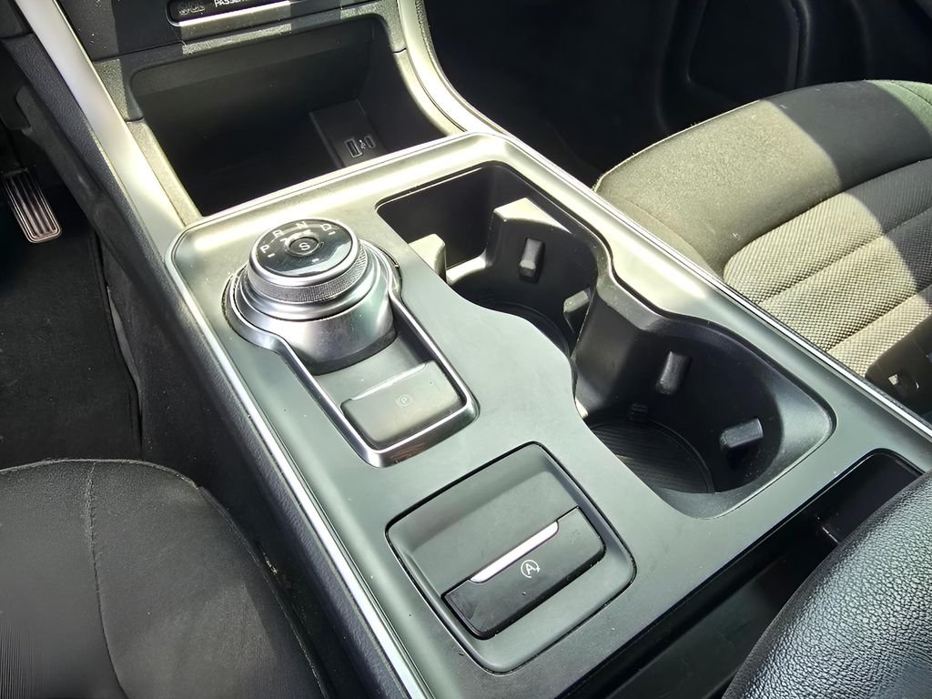 Used 2022 Iconic Silver Metallic Ford SE image 17