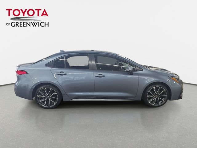 Used 2020  Toyota SE image 2