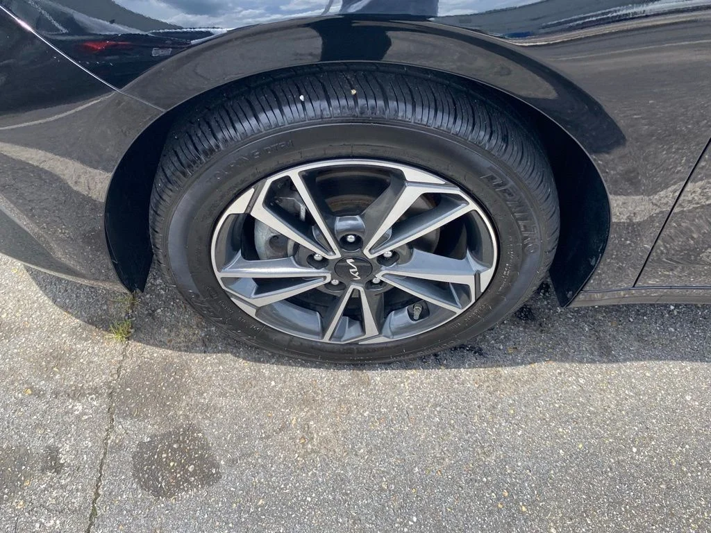 Used 2023 Black Kia LXS image 18