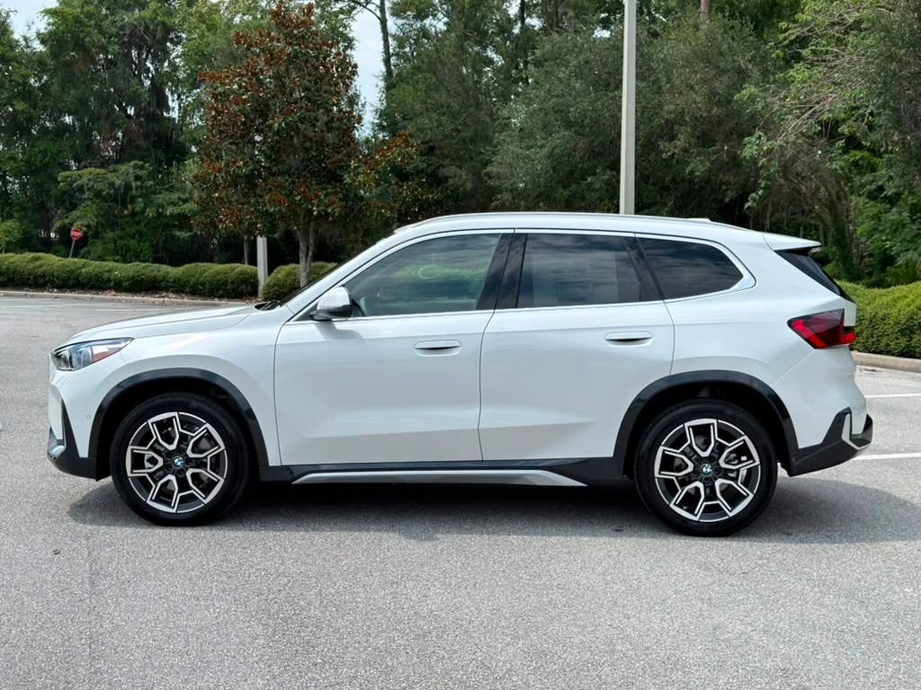 New 2026 White BMW xDrive28i image 2