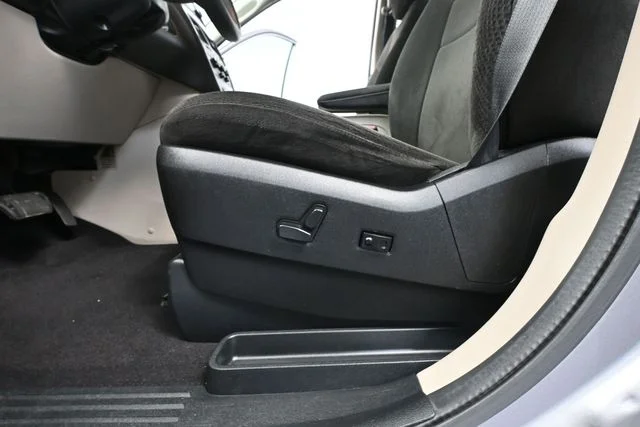 Used 2013 Silver Dodge SXT image 20