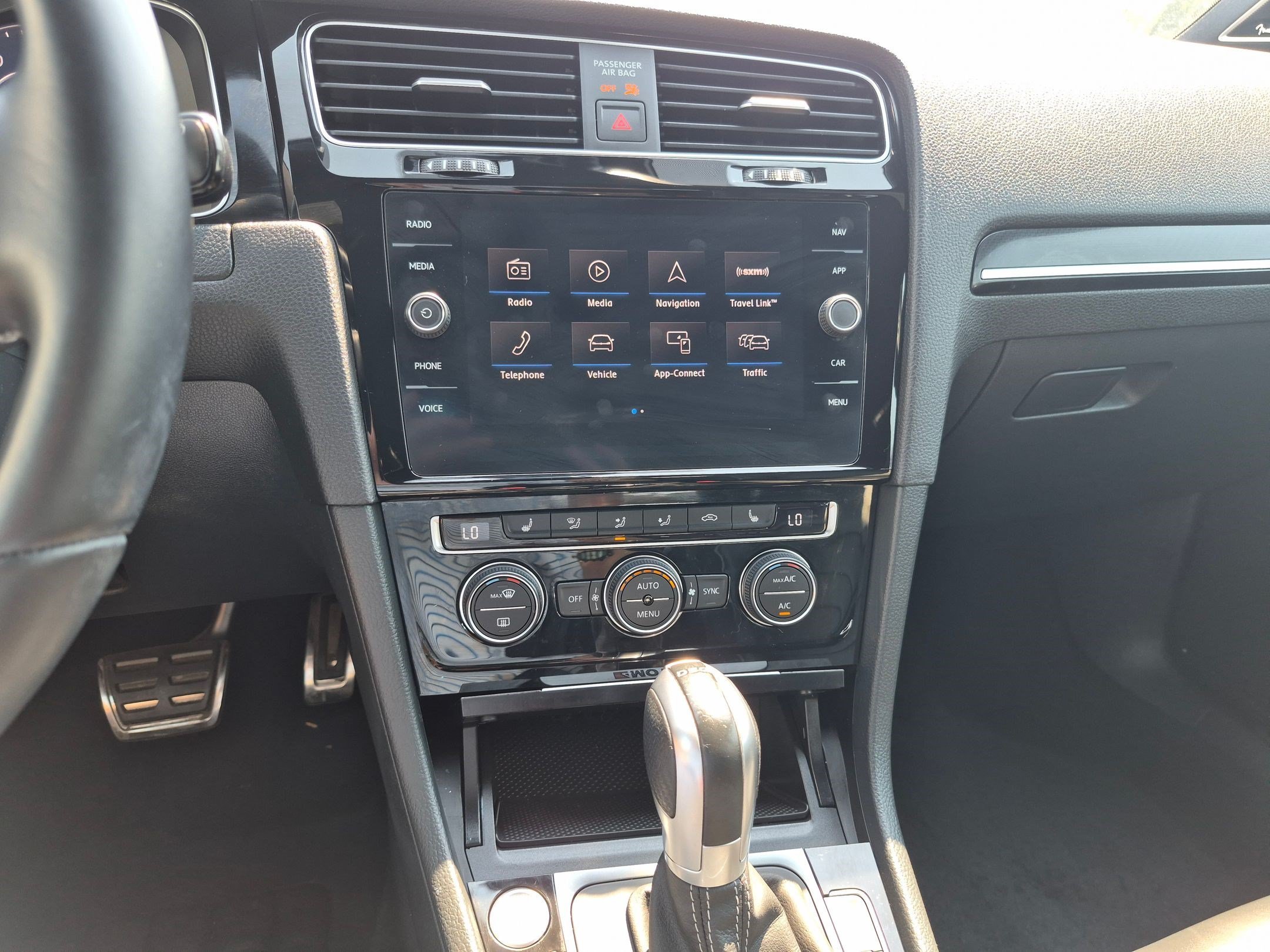 Used 2019 Oryx White Pearl Volkswagen DCC & Navigation 4Motion image 25