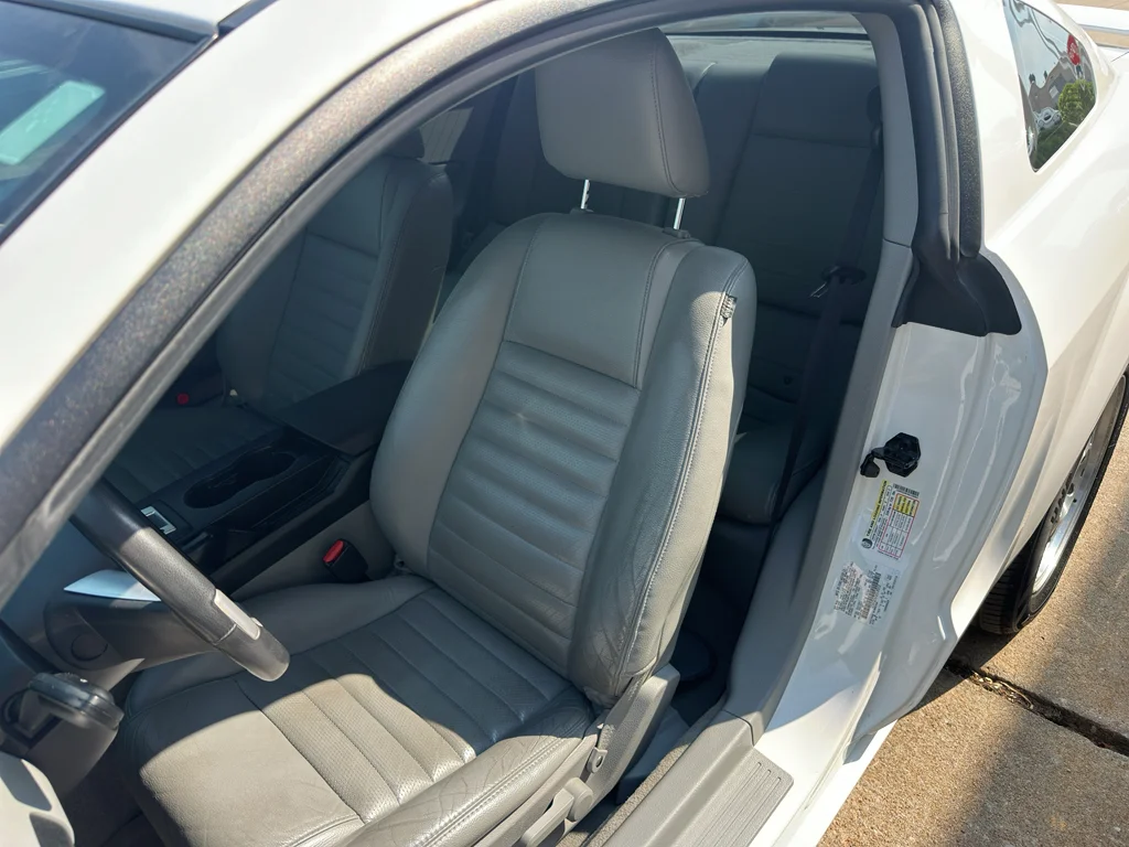 Used 2006 Performance White Clearcoat Ford GT Premium image 24