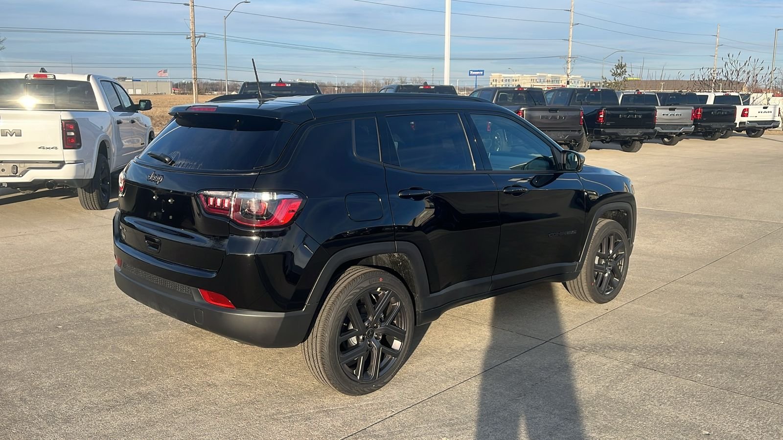 New 2026 Diamond Black Crystal Pearl-Coat Exterior Paint Jeep Latitude image 8
