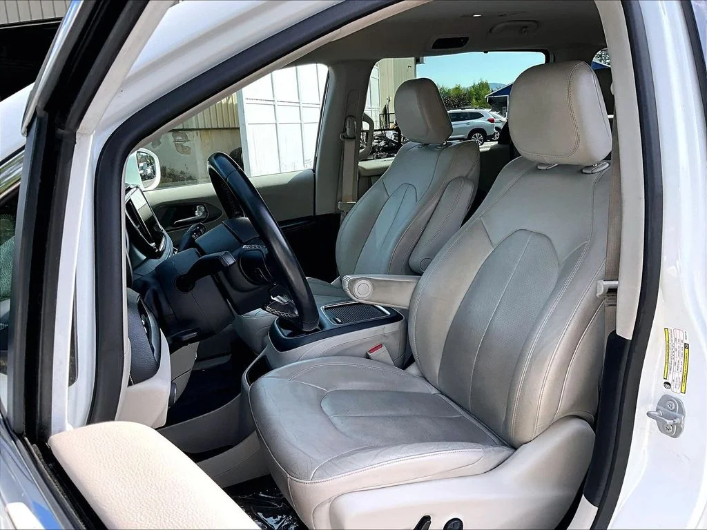 Used 2021 Bright White Clearcoat Chrysler Touring L image 10