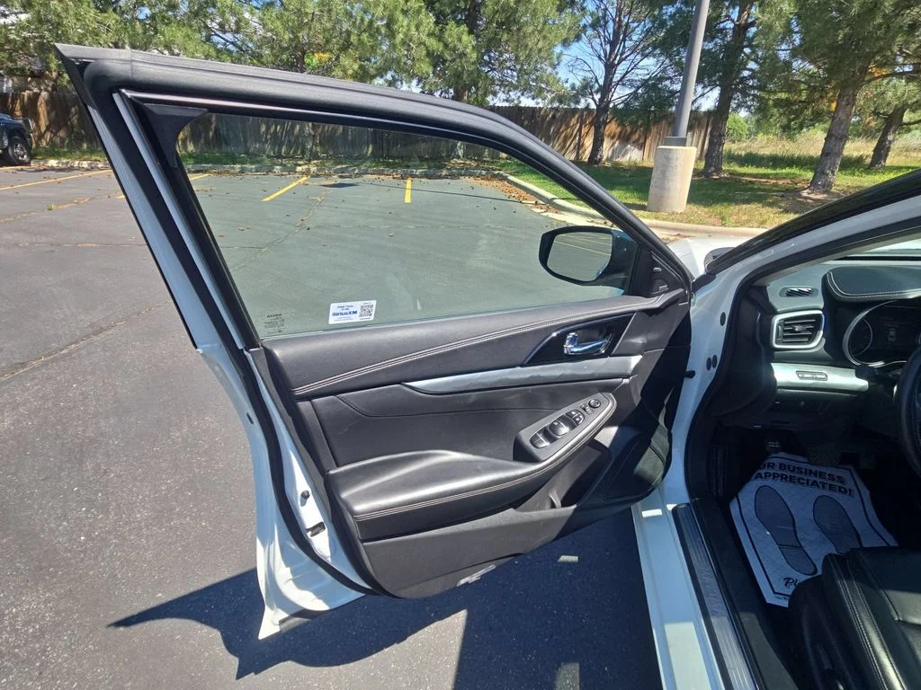 Used 2020 White Nissan 3.5 SL image 28