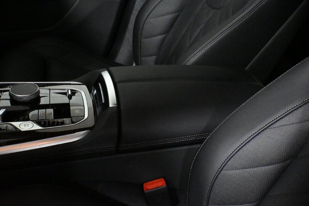 Used 2026 Black BMW xDrive50e image 27