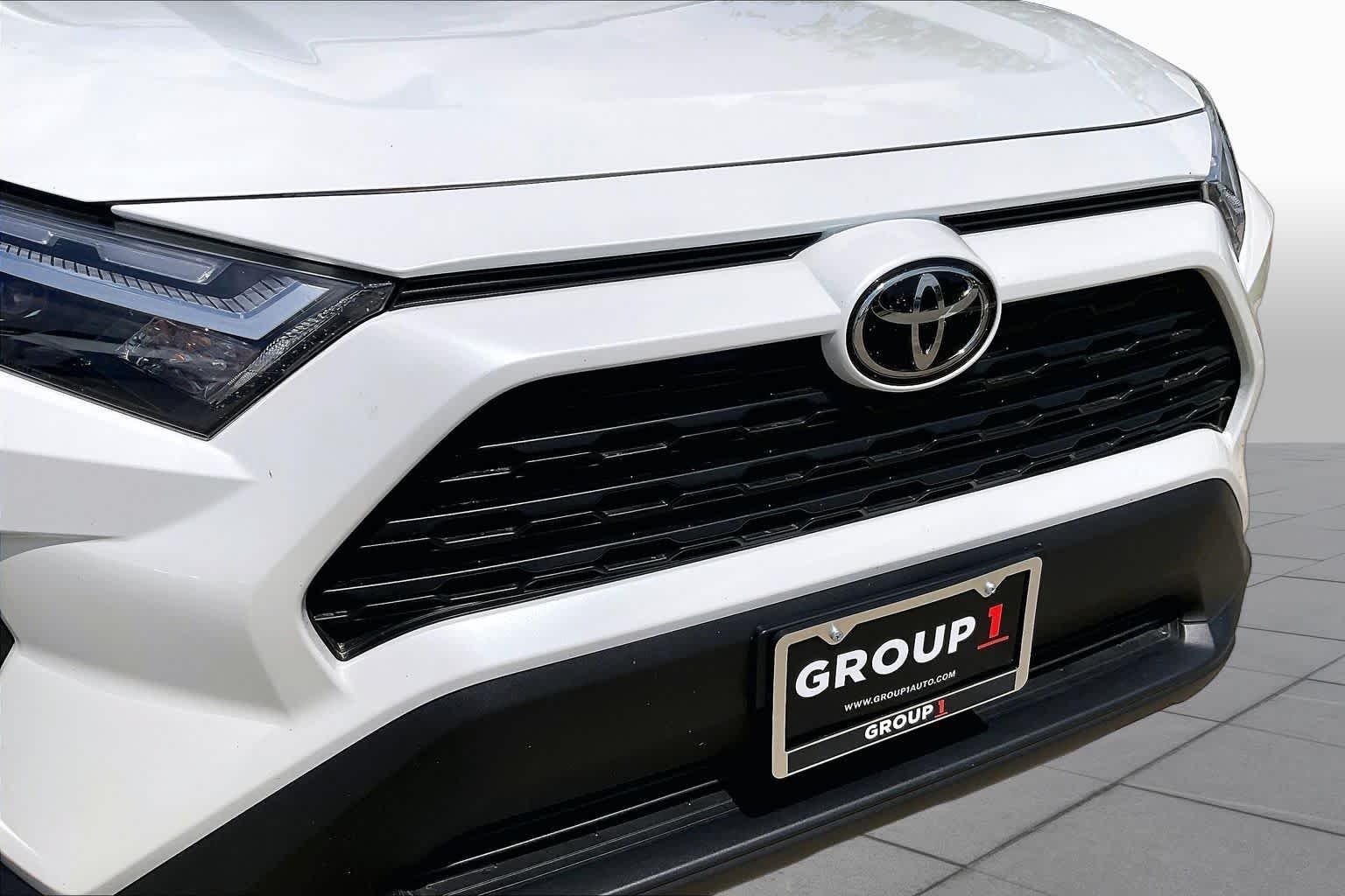 Used 2024 Wind Chill Pearl Toyota XLE Premium image 28
