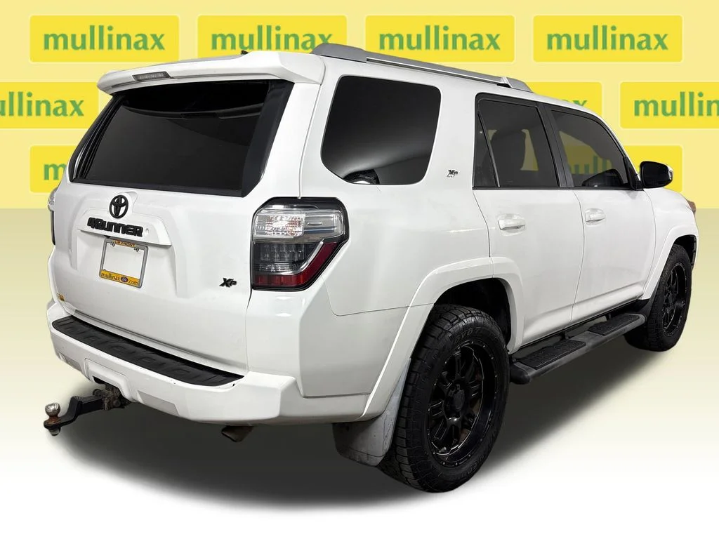 Used 2015 White Toyota SR5 image 4