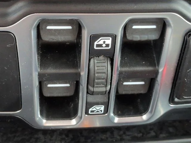 Certified Used 2020 Bikini Pearlcoat Jeep Unlimited Sport S image 22