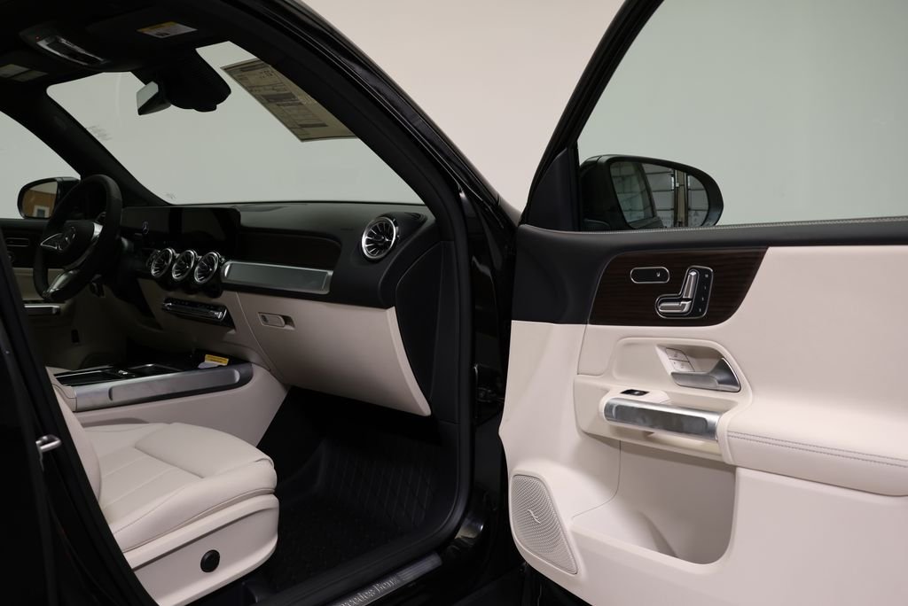 Used 2026 Night Black Mercedes-Benz GLB 250 image 48