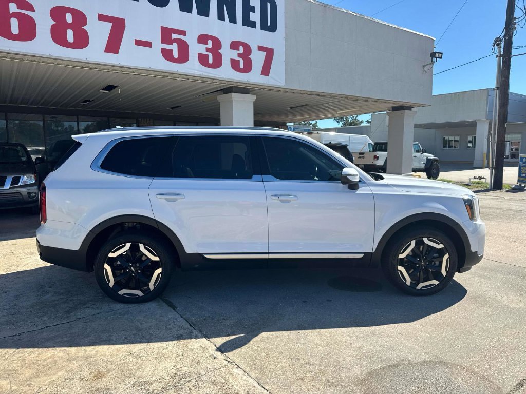 Used 2025 White Kia S image 17