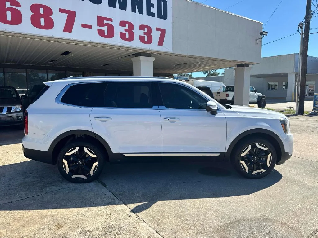 Used 2025 White Kia S image 17