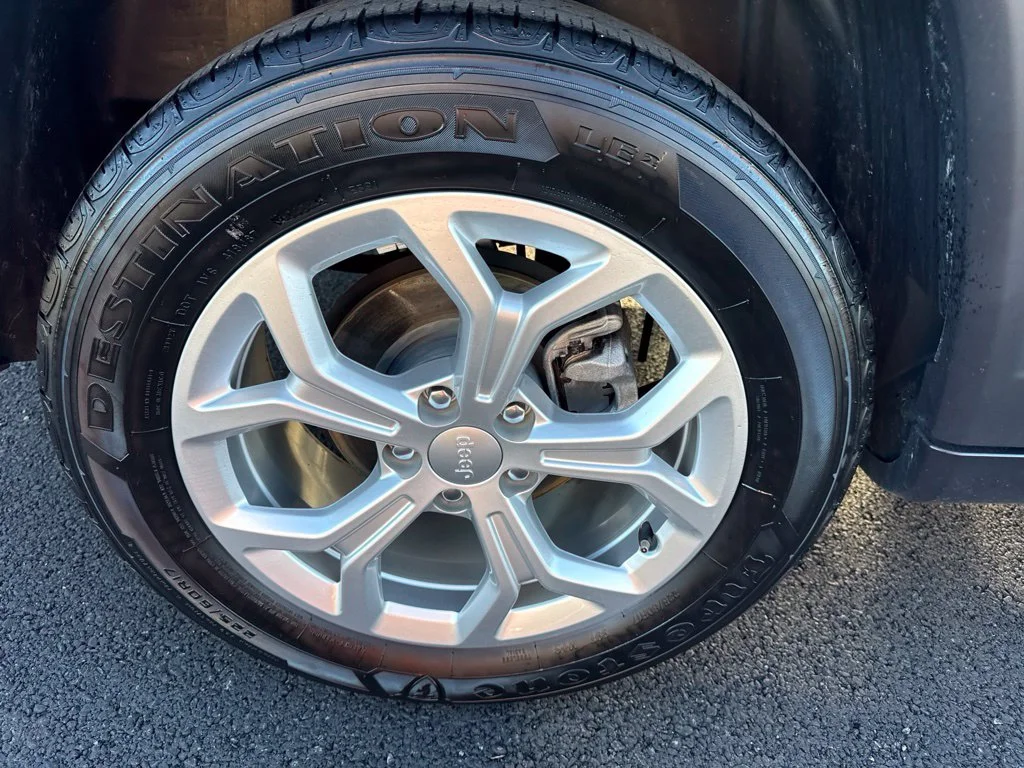 Used 2024 White Jeep Latitude image 13
