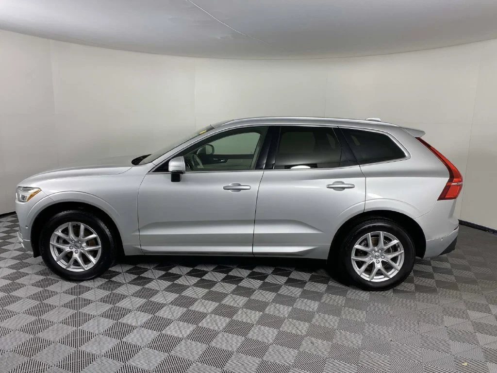 Used 2019 Bright Silver Metallic Volvo T5 Momentum image 5