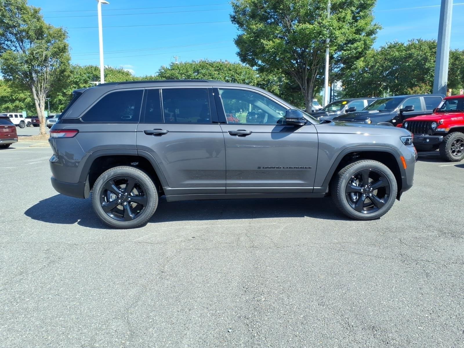 New 2026 Silver Zynith Jeep Laredo Altitude image 10