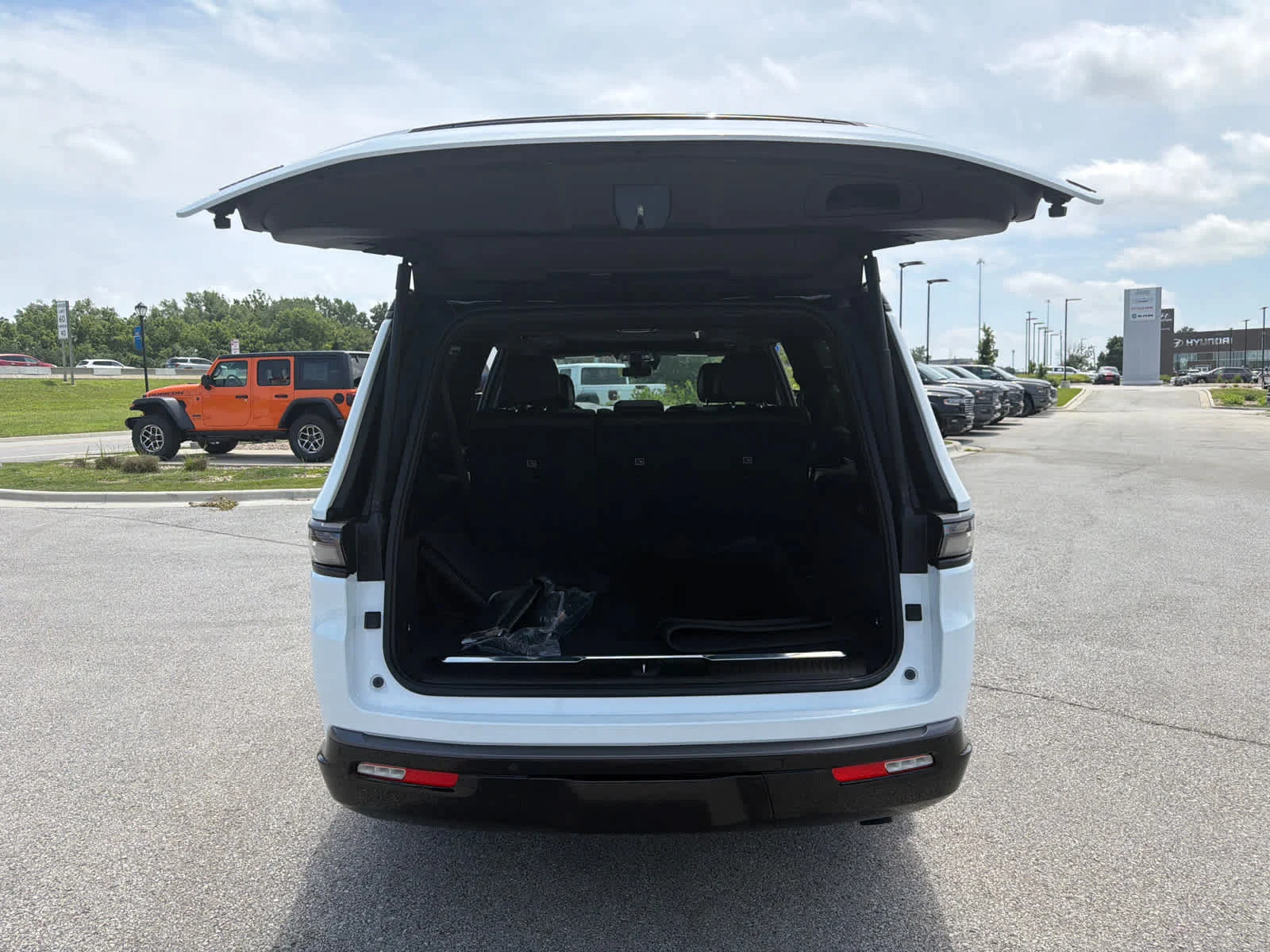 New 2026 Bright White Clearcoat Jeep Summit Obsidian image 8