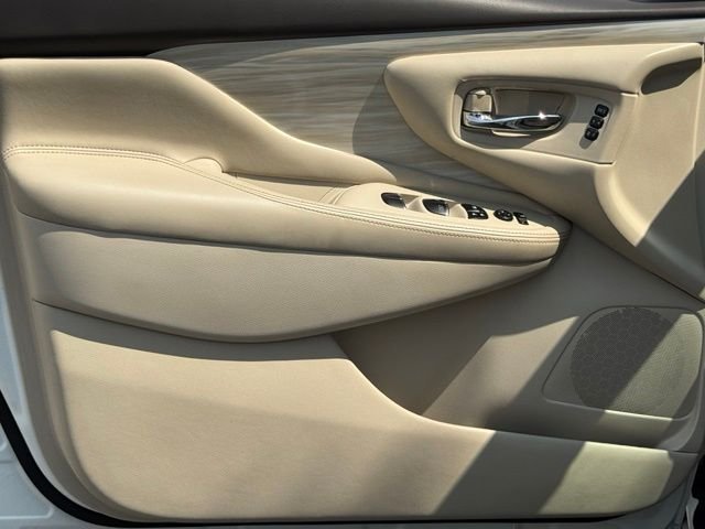 Used 2018 White Nissan SL image 17