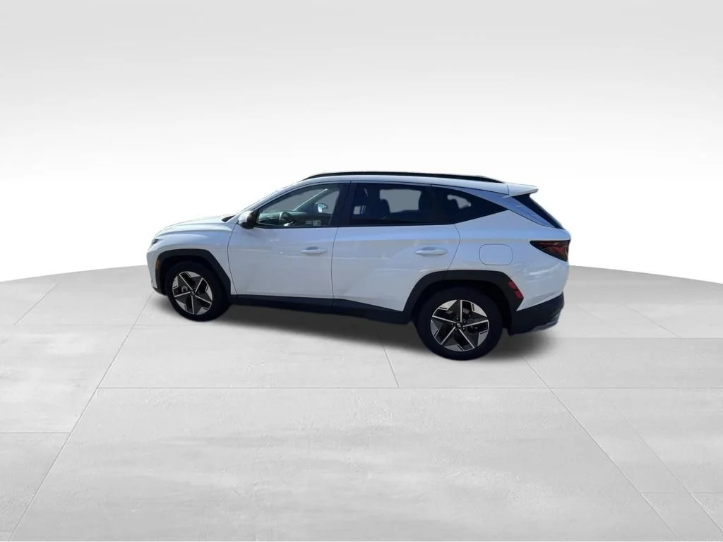Used 2025 White Hyundai SEL image 5