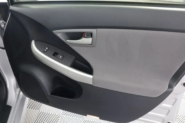 Used 2015 Silver Toyota Three image 25