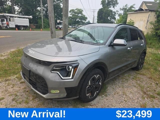Used 2024 Gray Kia Wind image 1