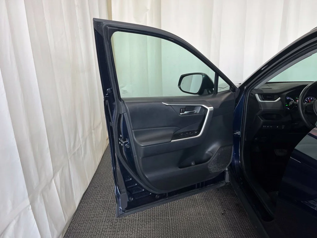 Used 2021  Toyota XLE image 18