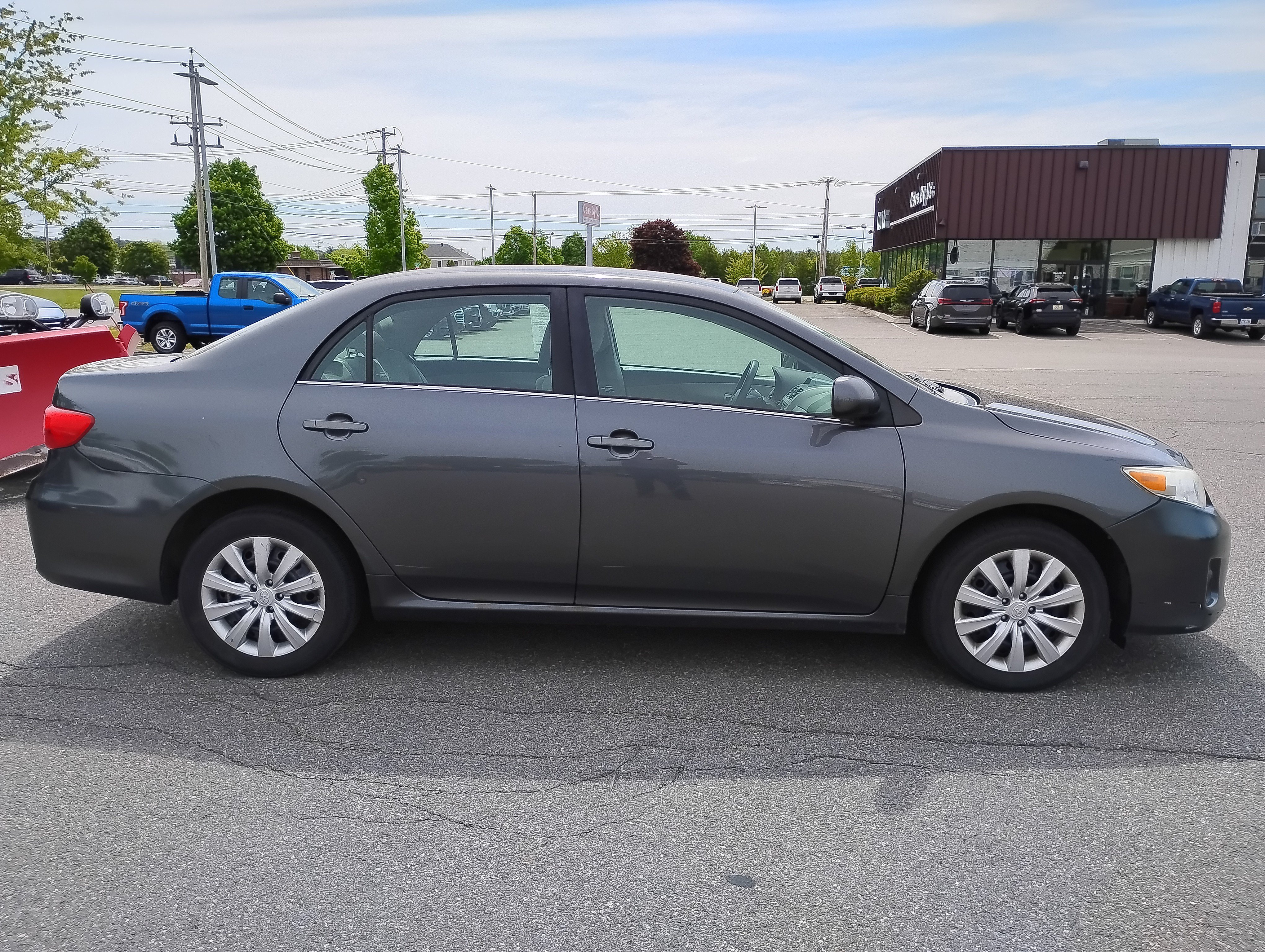 Used 2013 MAGNETIC GRAY MET Toyota LE image 4