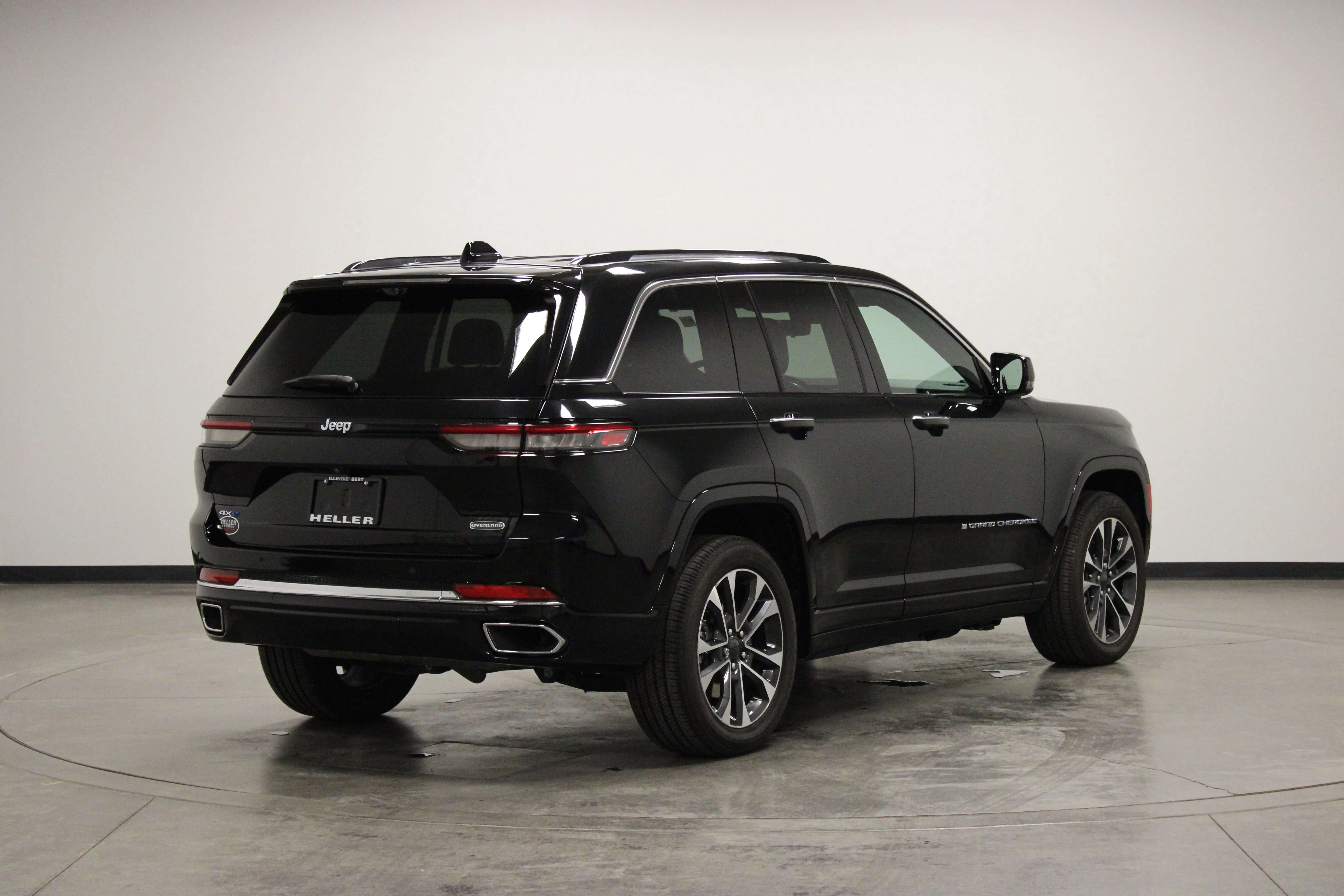 Used 2023 Diamond Black Crystal Pearlcoat Jeep Overland 4xe image 8