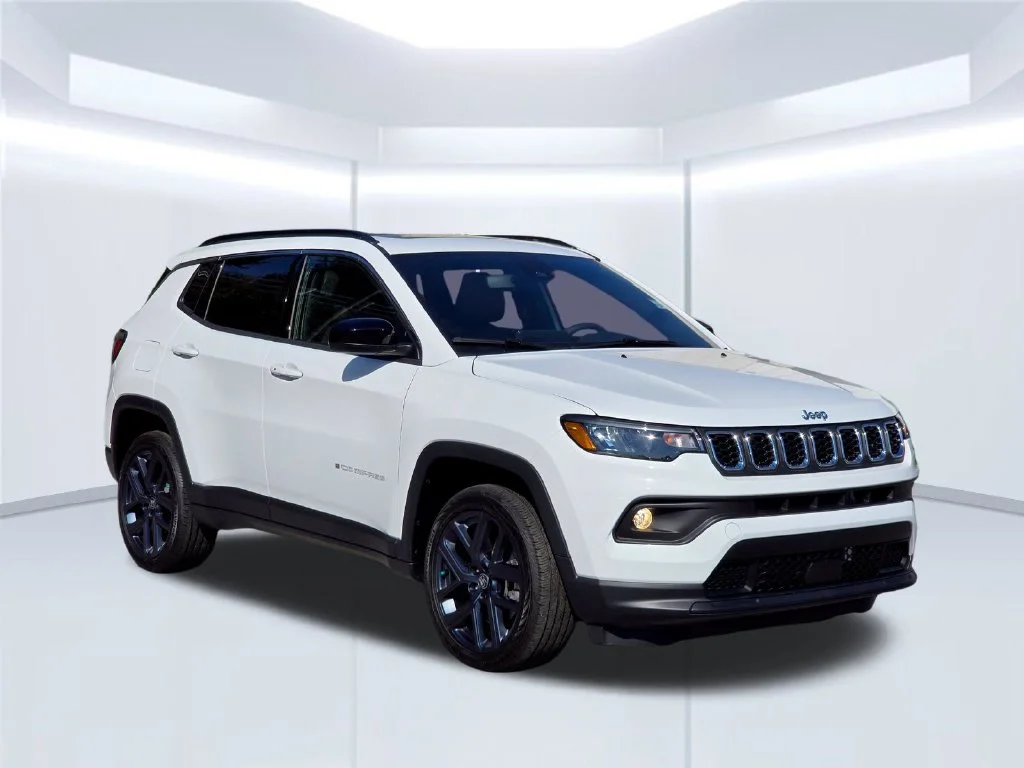 New 2026 White Jeep Latitude image 15