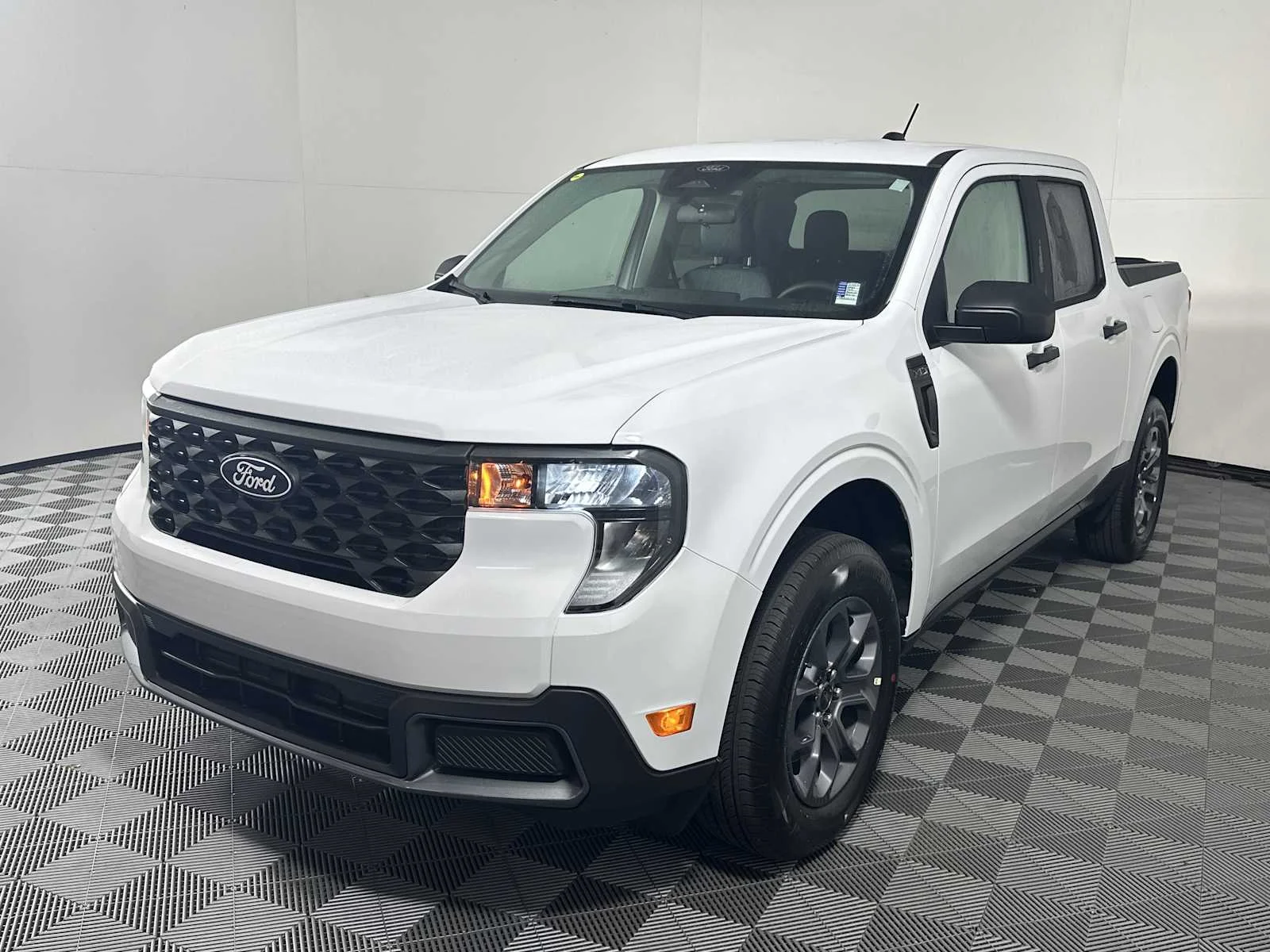 New 2026 Oxford White Ford XLT image 3