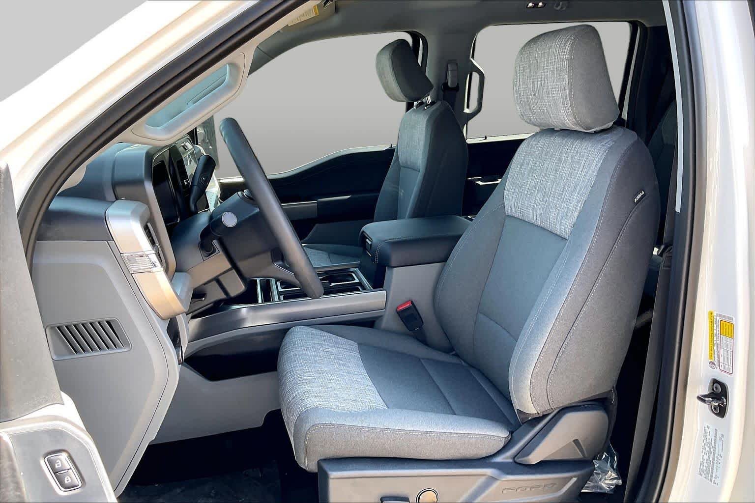 New 2026 Oxford White Ford F-250® XLT image 7