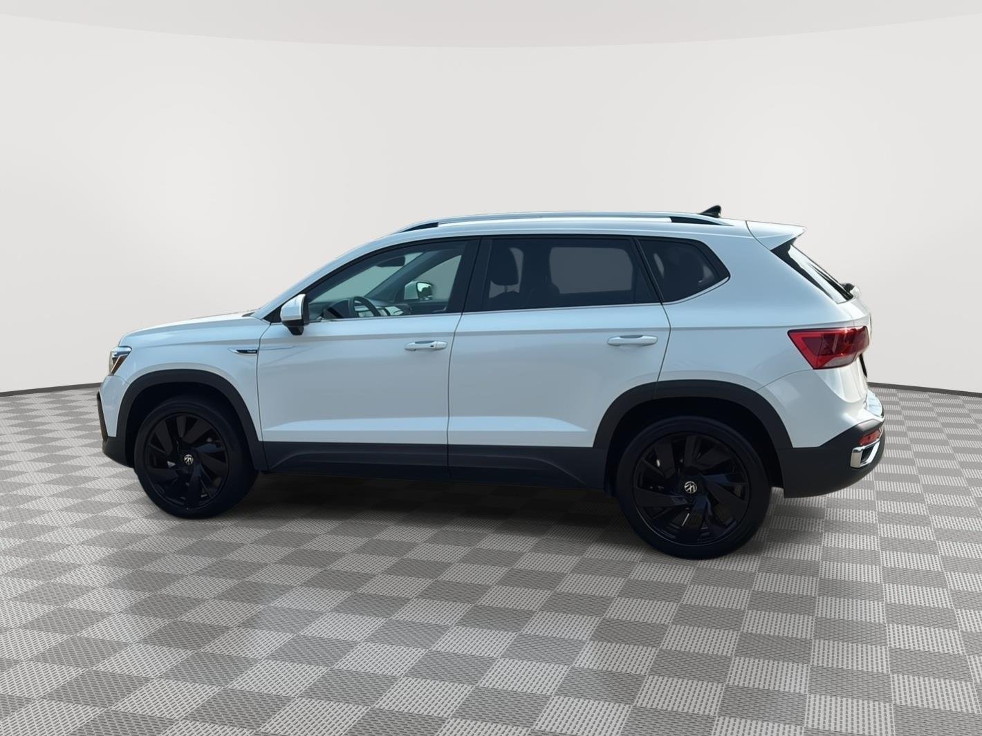 Used 2024 Pure White Volkswagen SEL image 8
