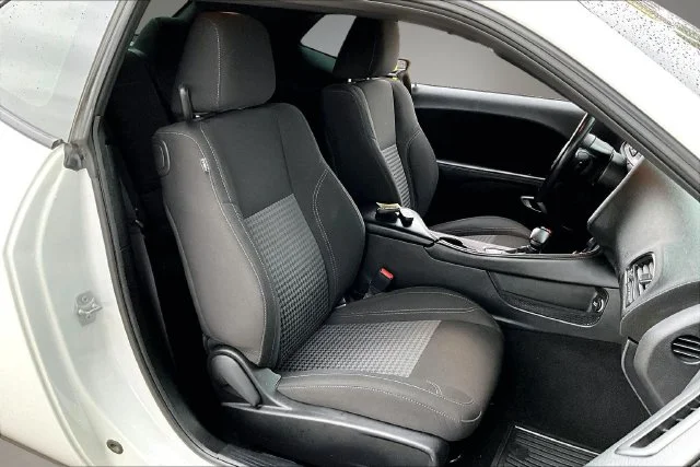 Used 2023 White Dodge SXT image 28