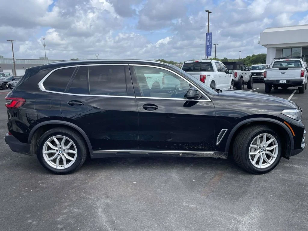 Certified Used 2019 Black BMW xDrive40i image 2