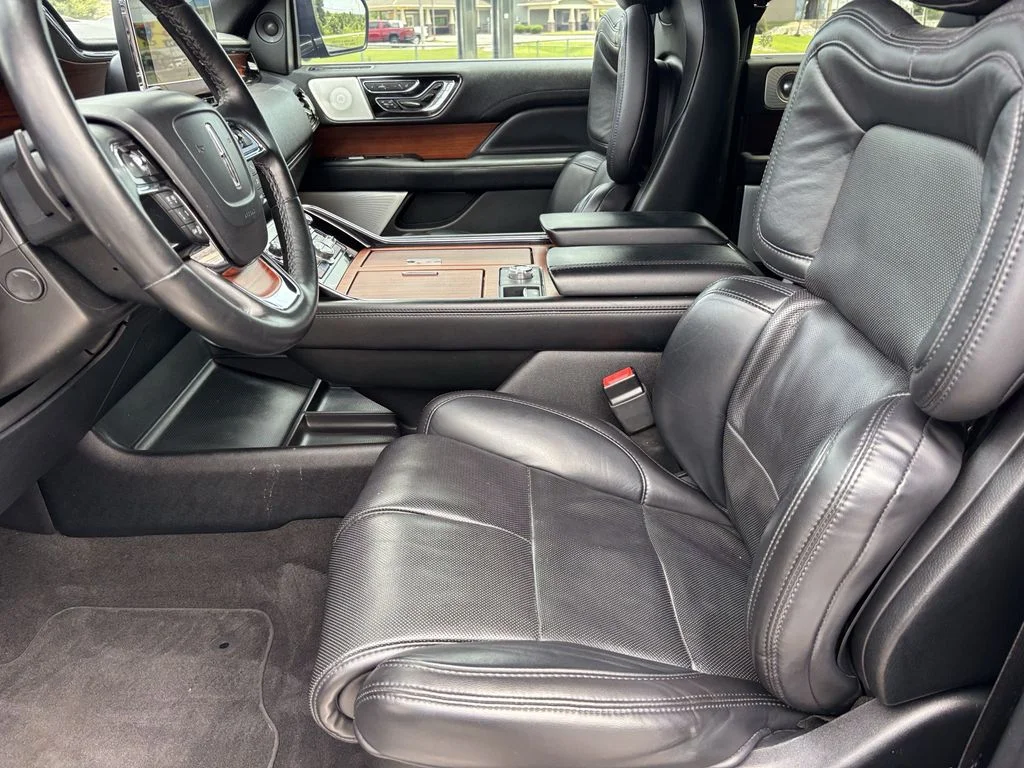 Used 2020 Black Lincoln Reserve image 14